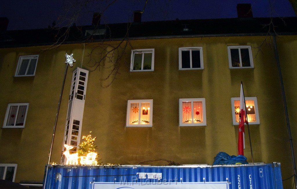 Feuer 2 Y durch Weihnachtsbaum  Koeln Ehrenfeld Alpenerstr P75.JPG - Miklos Laubert